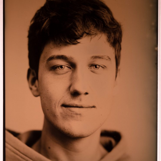 Portraits auf Glas und Blech