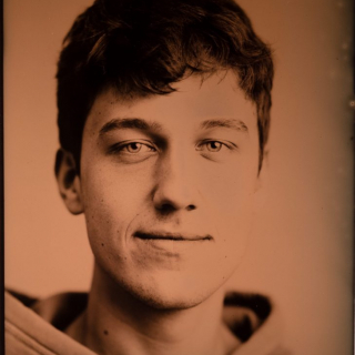 Portraits auf Glas und Blech